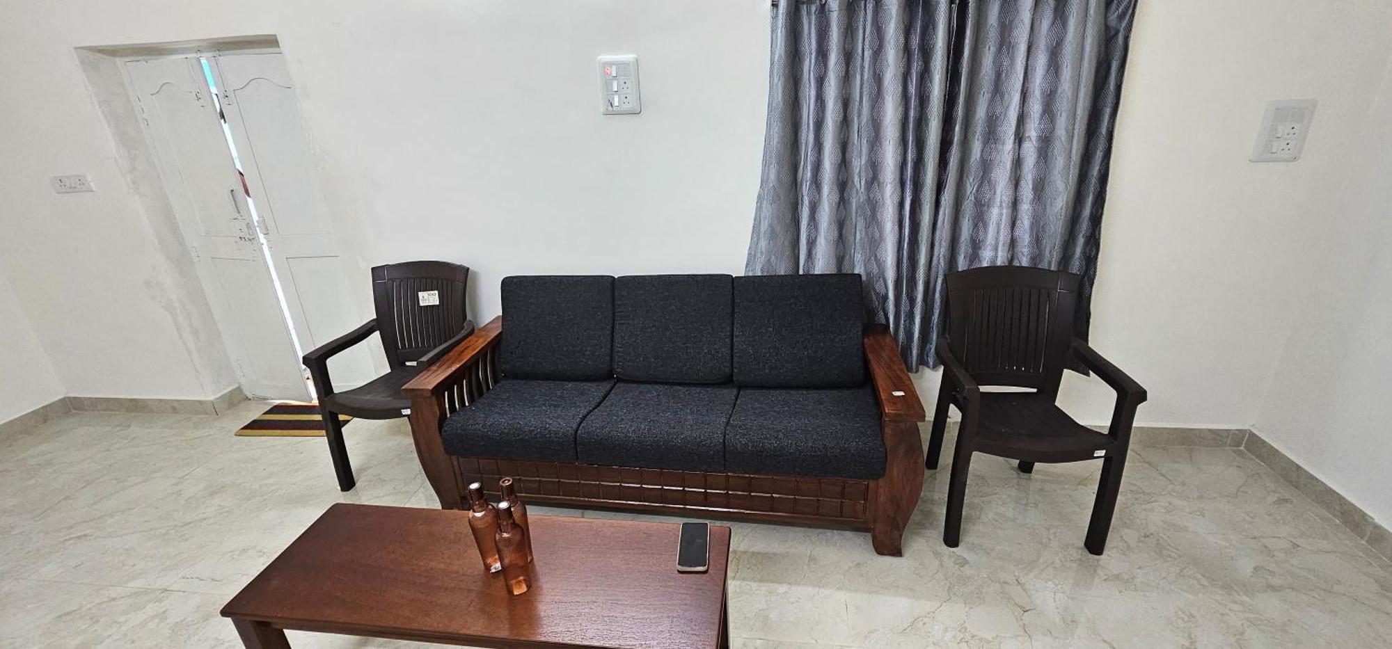 Villa - Ac 3 Bhk Near Alrport *